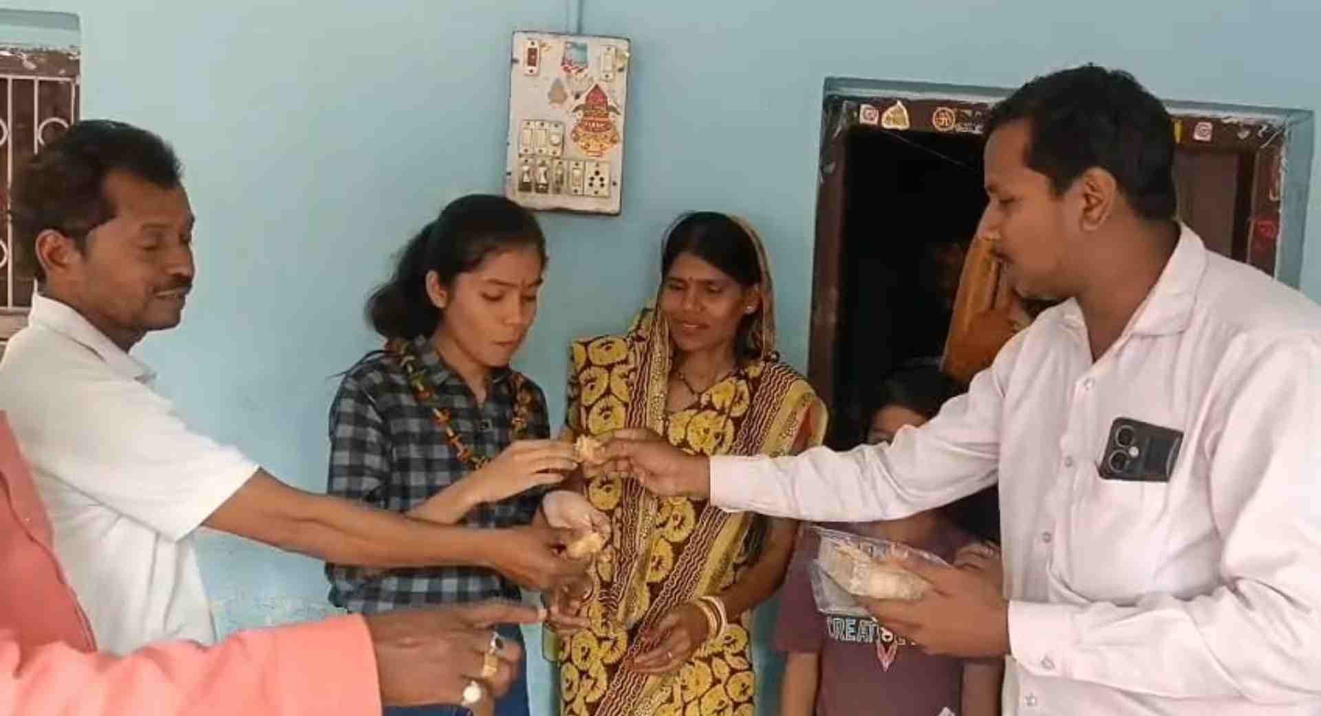 मिठाई खिलाते परिजन