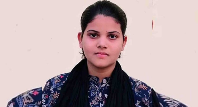 BSEB 12th Result: सारण की बेटी नीलू का कमाल, 459 अंक के साथ बनी जिला टॉपर, बेटियों ने फिर रचा इतिहास