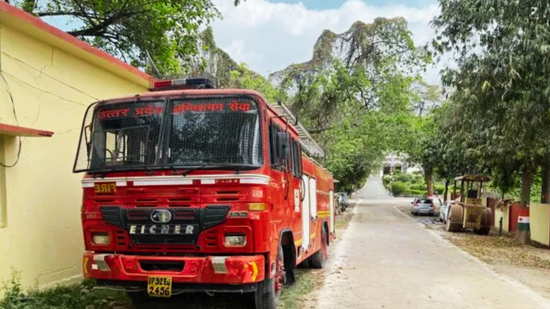 पीडब्लूडी कार्यालय परिसर में खड़ी फायर टेंडर।