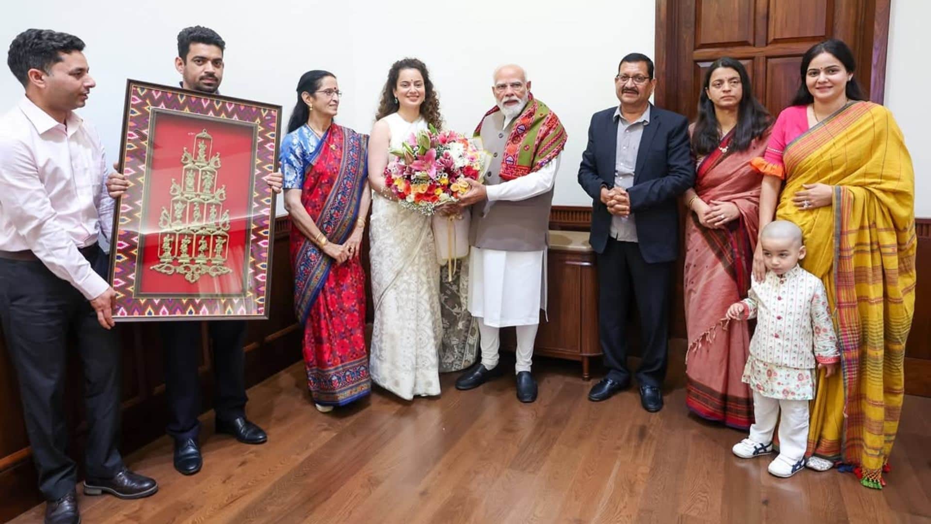 पीएम मोदी, परिवार के साथ कंगना रनौत