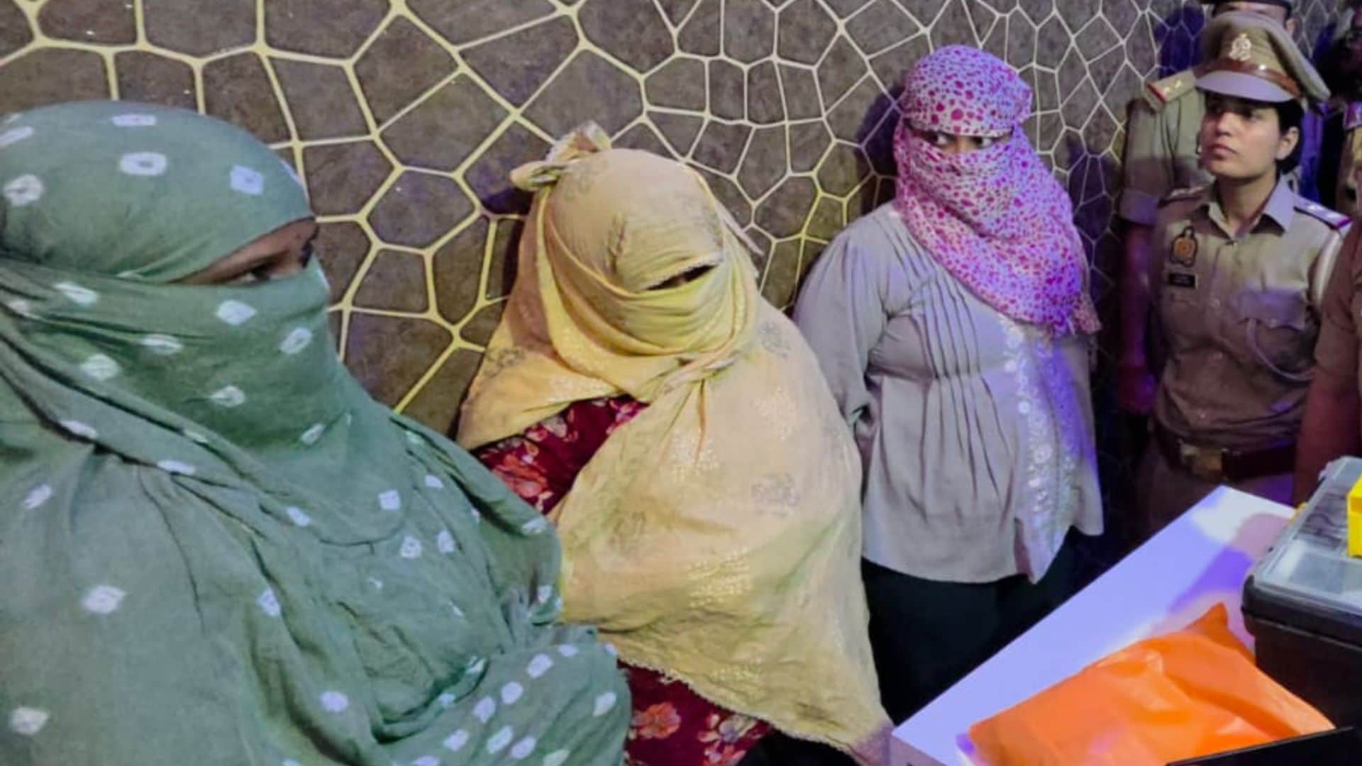 पुलिस के गिरफ्त में युवतियां