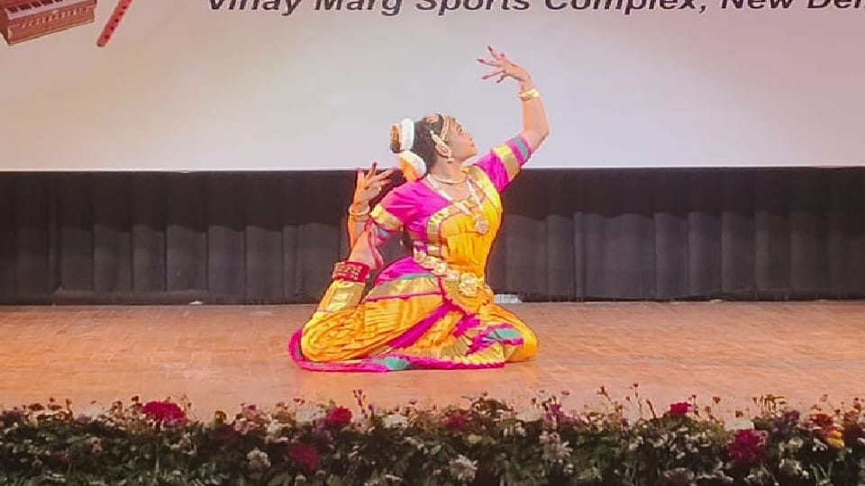 Enuka Sarva is representing the art of Chhattisgarh in Delhi.