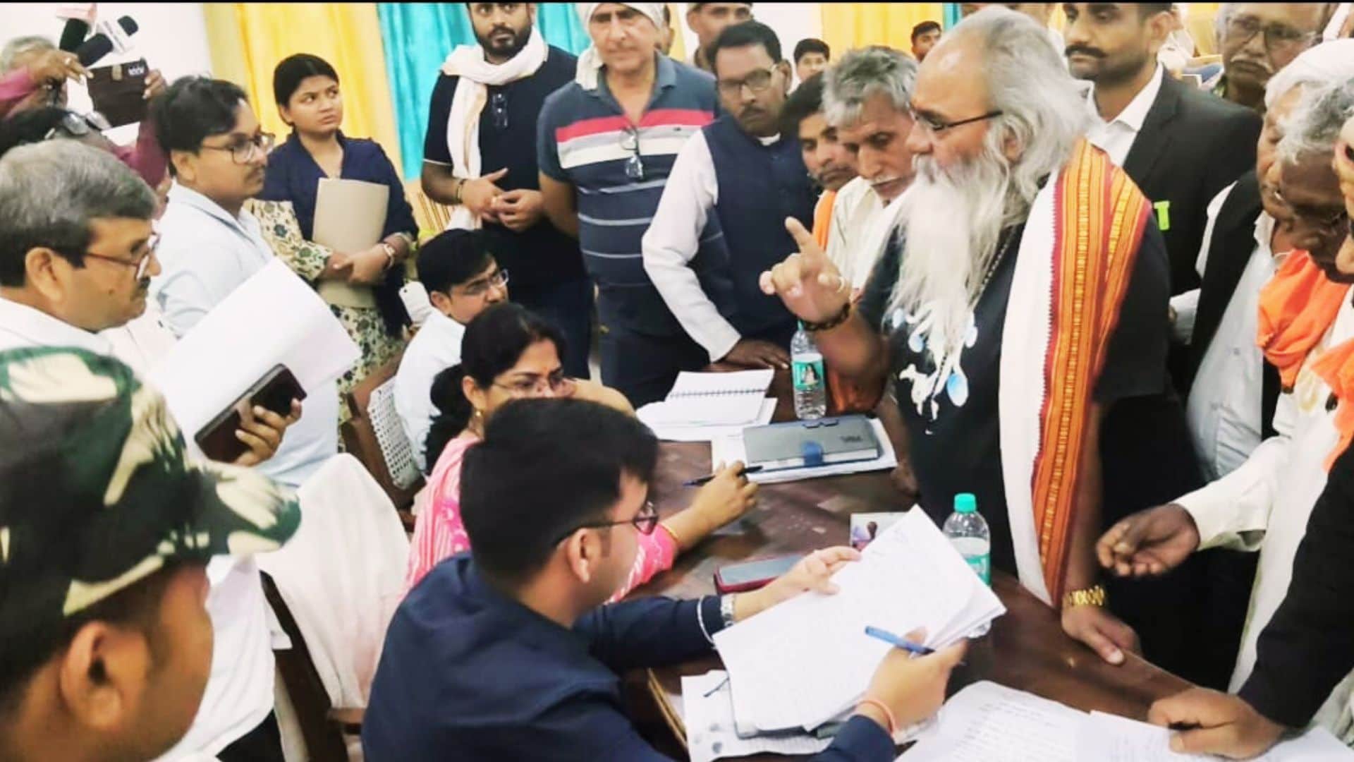 राजातालाब तहसील में शिकायतें सुनते अधिकारी।