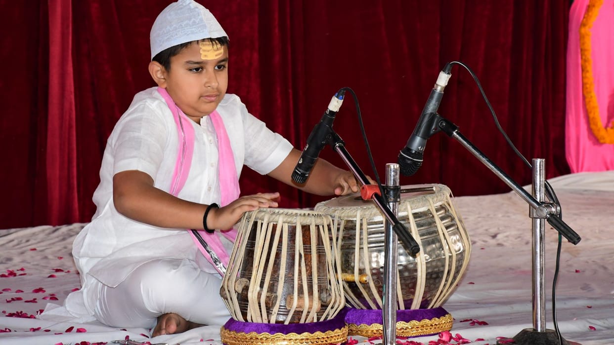 Gulabbari 80-year-old Urmila vocals and 8-year-old Arnav rhythmic beats left everyone spellbound