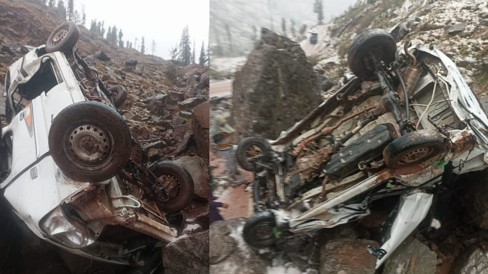 Eeco falls into gorge in Reasi jammu kashmir three dead