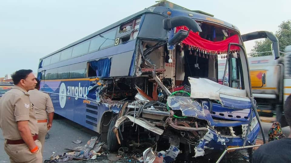 हादसे में क्षतिग्रस्त बस