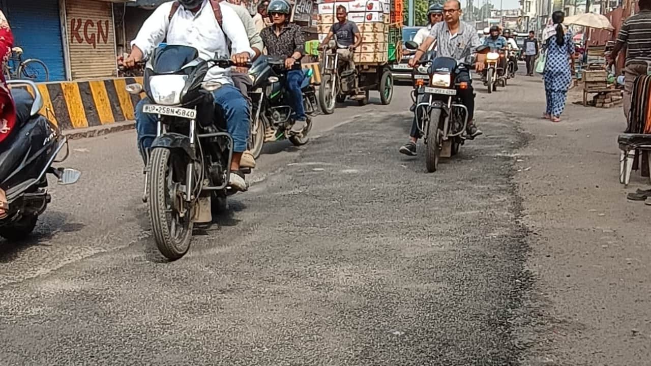 कोतवाली के पास कोलतार डालकर बनाई गई सड़क