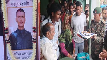 सचिन के पिता को तिरंगा व बलिदानी होने का प्रमाणपत्र देते सेना के अधिकारी