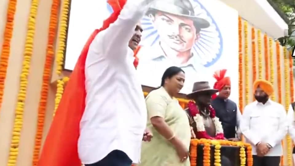 सीएम रेखा गुप्ता ने शहीद सरदार भगत सिंह की मूर्ति का अनावरण किया