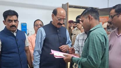 Uttarakhand New Health Minister Subodh Uniyal quietly reached Doon Hospital stood in line