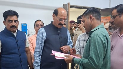 Uttarakhand New Health Minister Subodh Uniyal quietly reached Doon Hospital stood in line