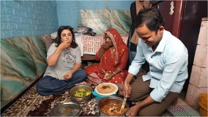 Farah Khan Visit to Shahida Ansari House In Slums Area with Cook Dilip made Recipe Of Aloo Bhaji