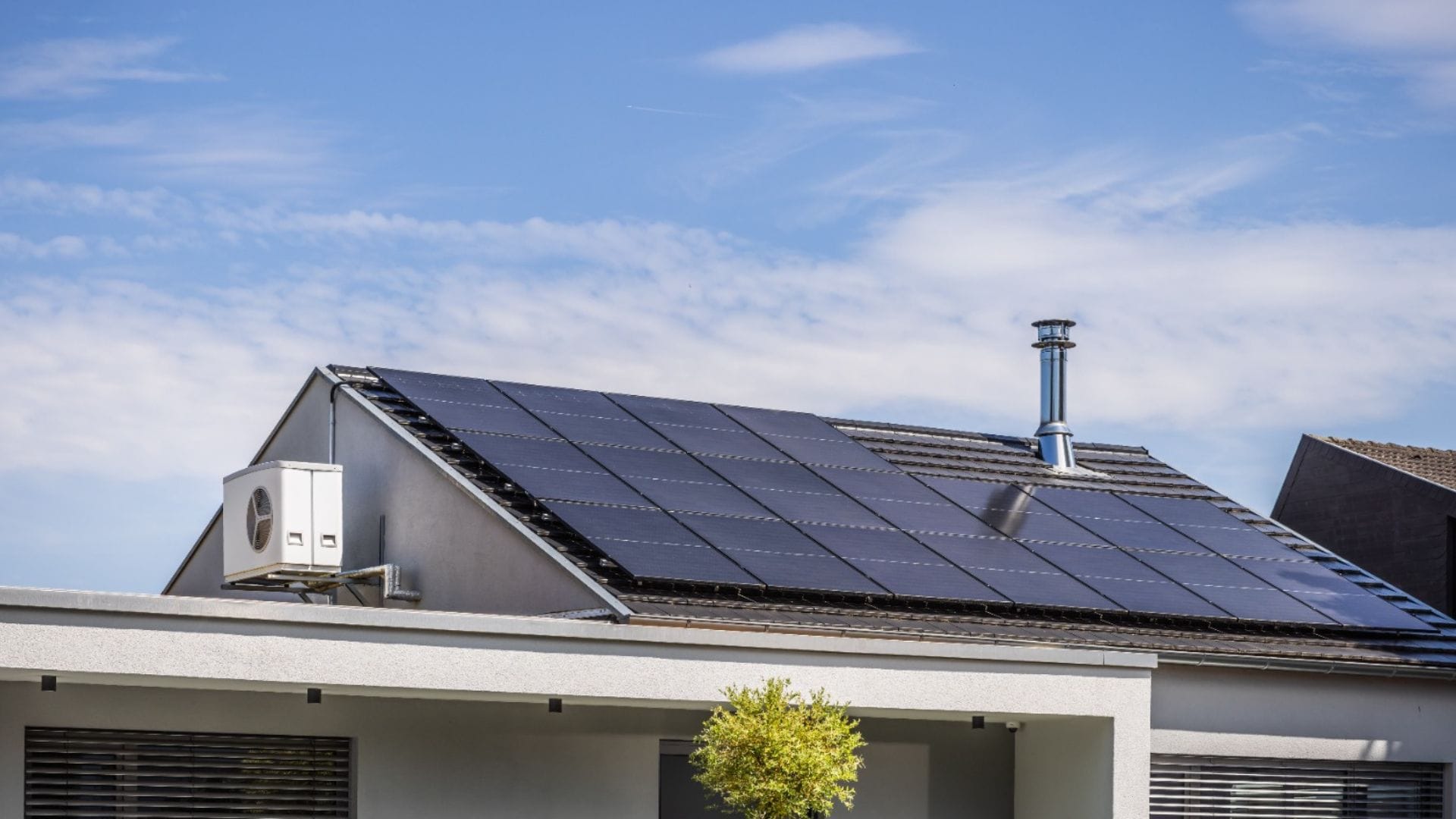 On-Grid vs Hybrid Solar Panel: Understanding the Differences to Choose the Right System for Your Home