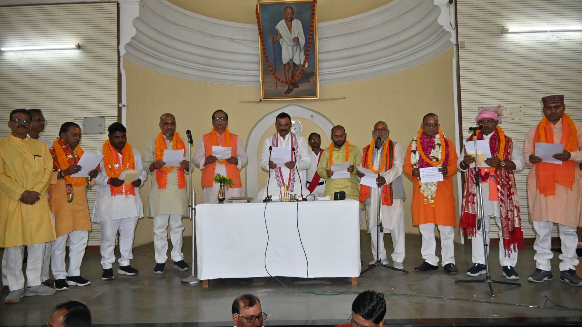 टाउनहॉल में शपथ लेते शासन से नामित पार्षद