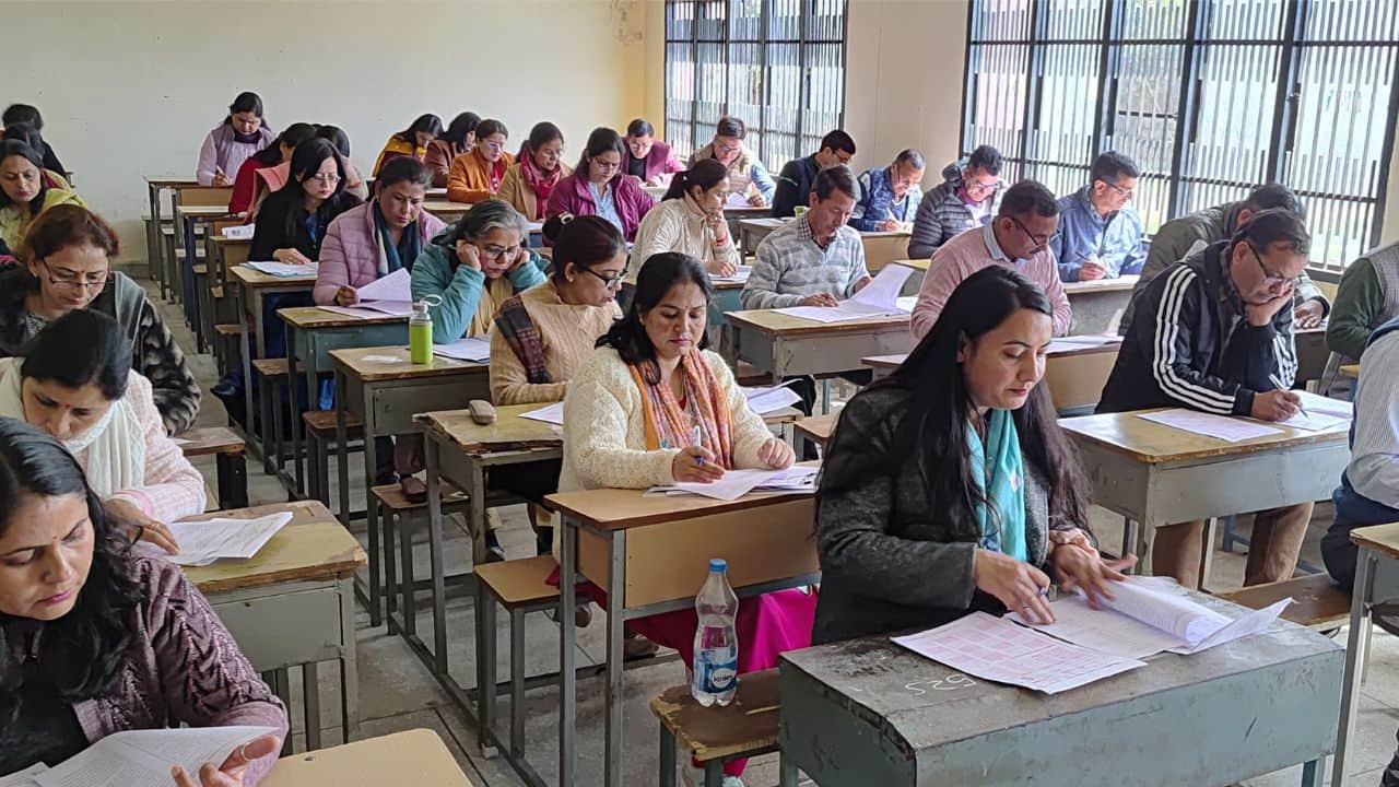 धर्मशाला कॉलेज मेंसीबीएसई सब केडर के लिए स्क्रीनिंग परीक्षा देते हुए सरकारी स्कूलों के अध्यापक।
