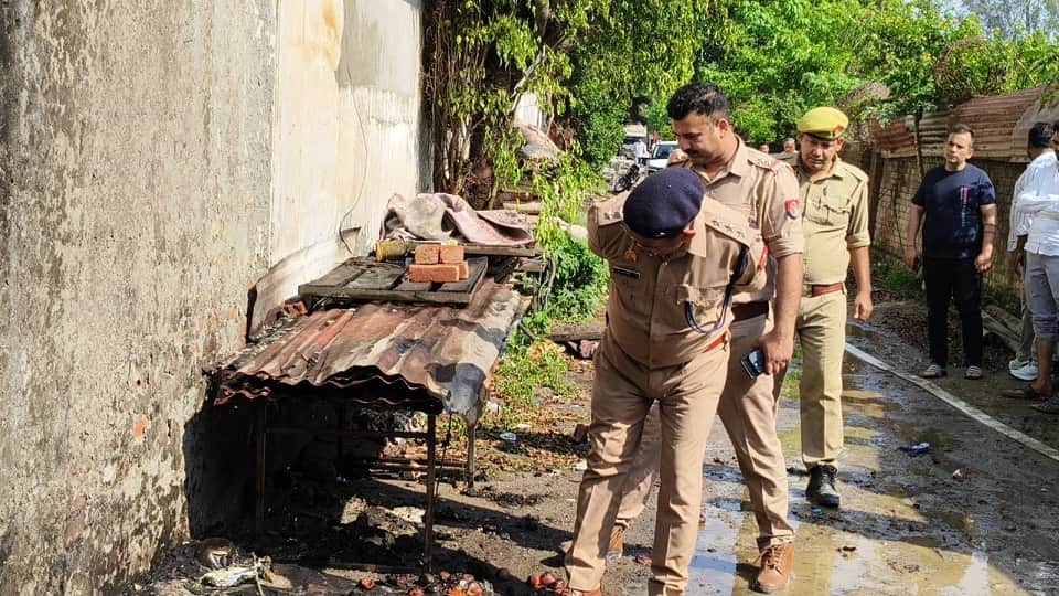 आग बुझने के बाद जांच करती पुलिस।