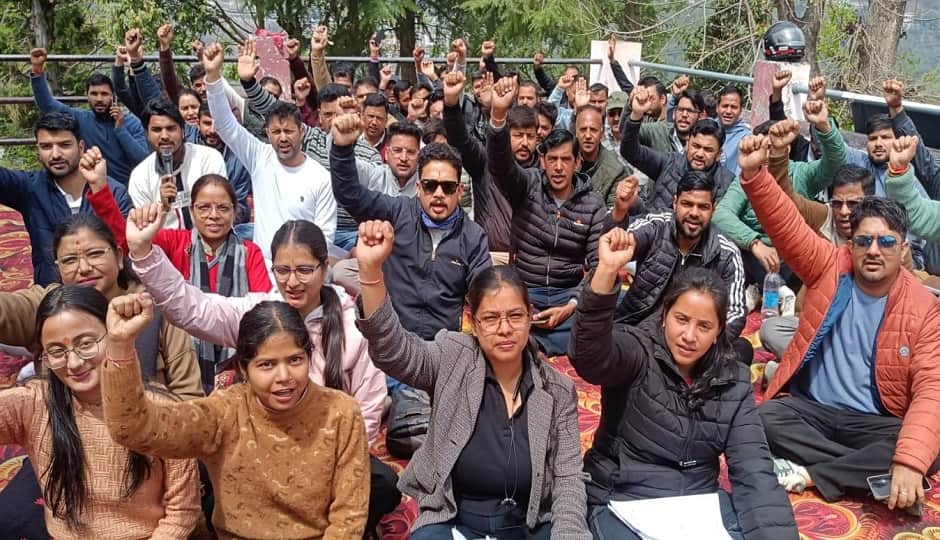 अल्मोड़ा शक्ति सदन में अनिश्चितकालीन हड़ताल में बैठे डिप्लोमा इंजीनियर्स।