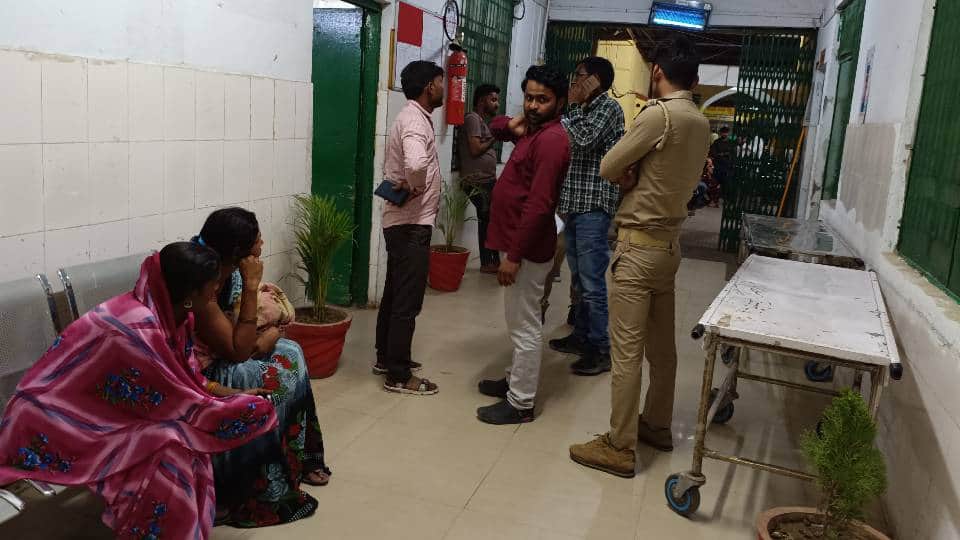 अस्पताल में मौजूद परिजन।