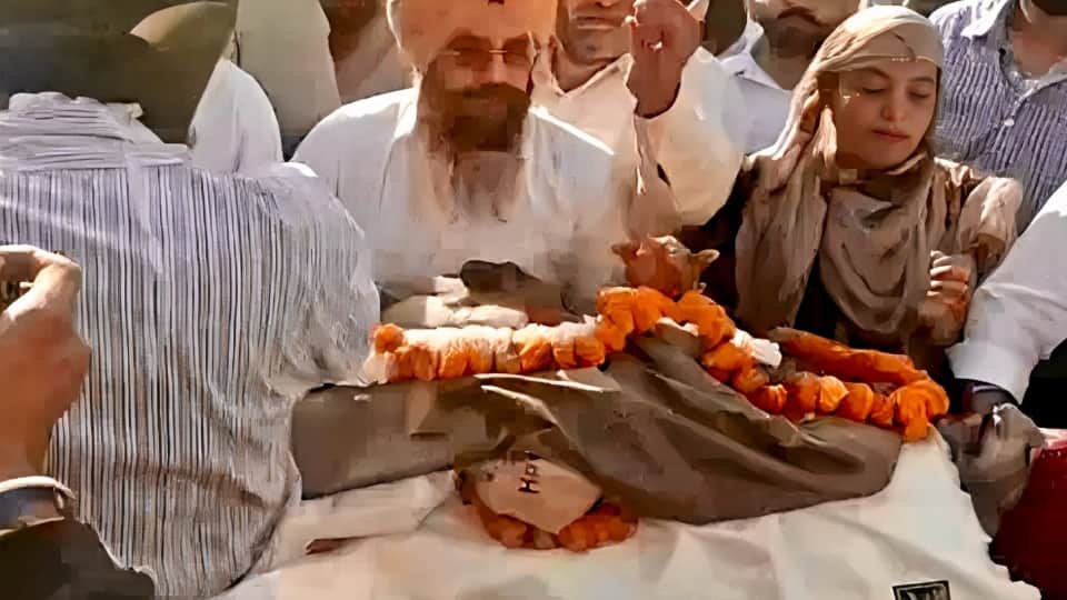 अंतिम संस्कार से पहले गगनदीप के अंतिम दर्शन करते परिवार के लोग।