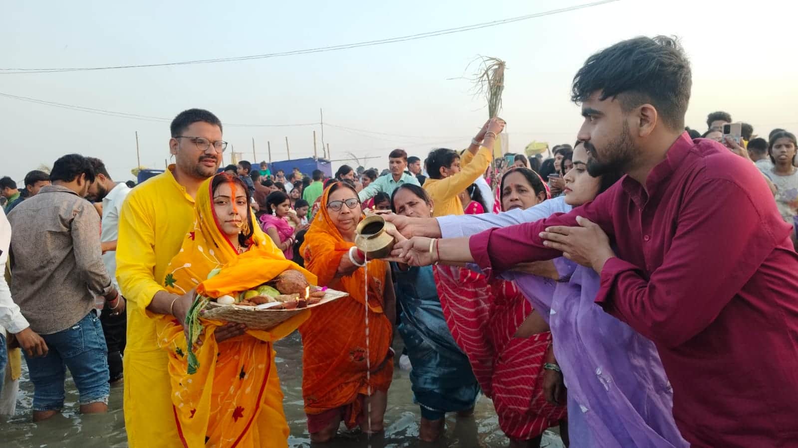 भगवान भास्कर को अर्घ्य देते श्रद्धालु।