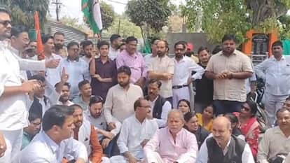 कांग्रेस के नेताओं ने किया विरोध प्रदर्शन
