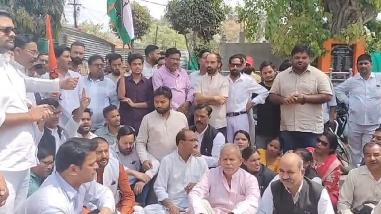 Congress And Samajwadi Party Protest against Vandalism of Martyrs Statues in Shahjahanpur