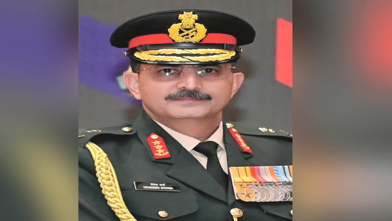 जनरल ऑफिसर कमांडिंग इन चीफ लेफ्टिनेंट जनरल देवेंद्र शर्मा।