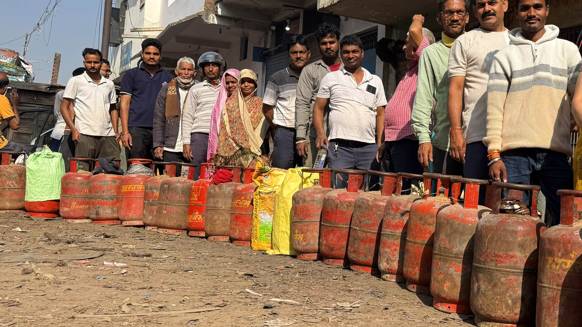 सिलिंडर के लिए लाइन में खड़े लोग