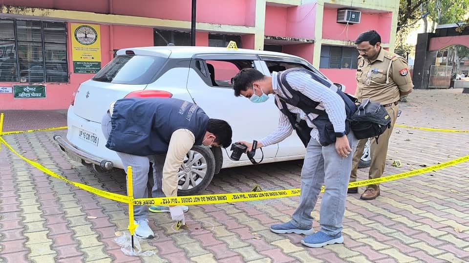 घटनास्थल पर जांच करती फोरेंसिक टीम।