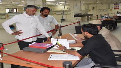 हड़ताल खत्म होने के बाद इमरजेंसी में तीमादार से वार्ता करते डॉक्टर