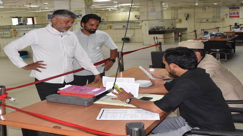 हड़ताल खत्म होने के बाद इमरजेंसी में तीमादार से वार्ता करते डॉक्टर