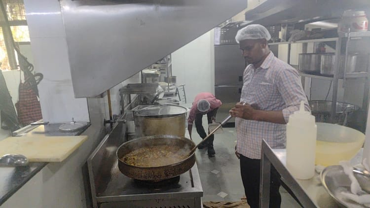 गैस संकट का असर: इस्कॉन मंदिर में भक्तों के प्रसाद में हुई कटौती, बदल दिया पूरा मेन्यू; जानें अब क्या मिल रहा