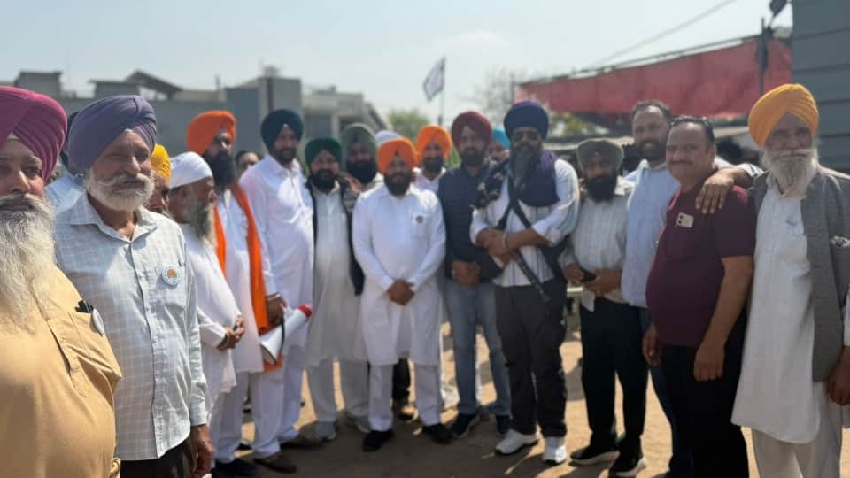 जानकारी देते पंजाब प्रधान हैपी हसनपुर।