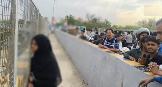 पुल के ऊपर खड़ी महिला