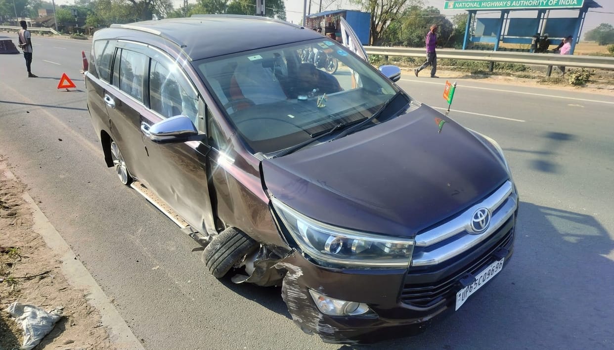 Auraiya Car Crashes into Divider After Driver Dozes Off  Professors Husband and Driver Have Narrow Escape