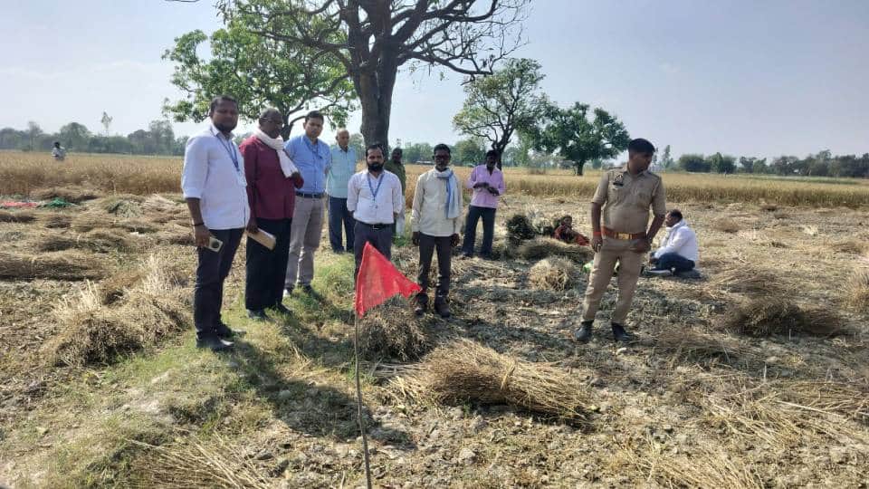 लोन न जमा कर पाने पर खेत कुर्क।