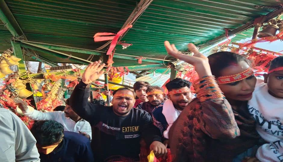 मां पूर्णागिरि के दर्शन को आगे बढ़ते श्रद्धालु।