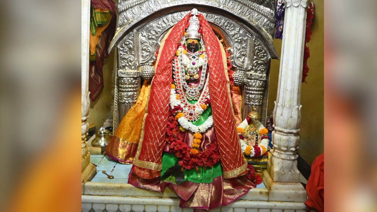 Mata Vishalakshi Gauri adorned with embellishment material received from Shri Kashi Vishwanath Temple