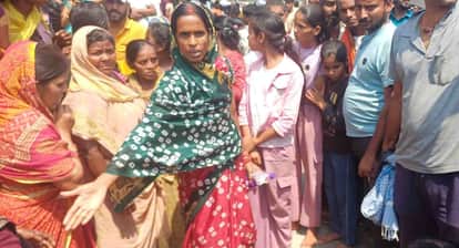 Bihar News: jamui giddhaur road accident scorpio hit two cousin sisters death road block in jamui news