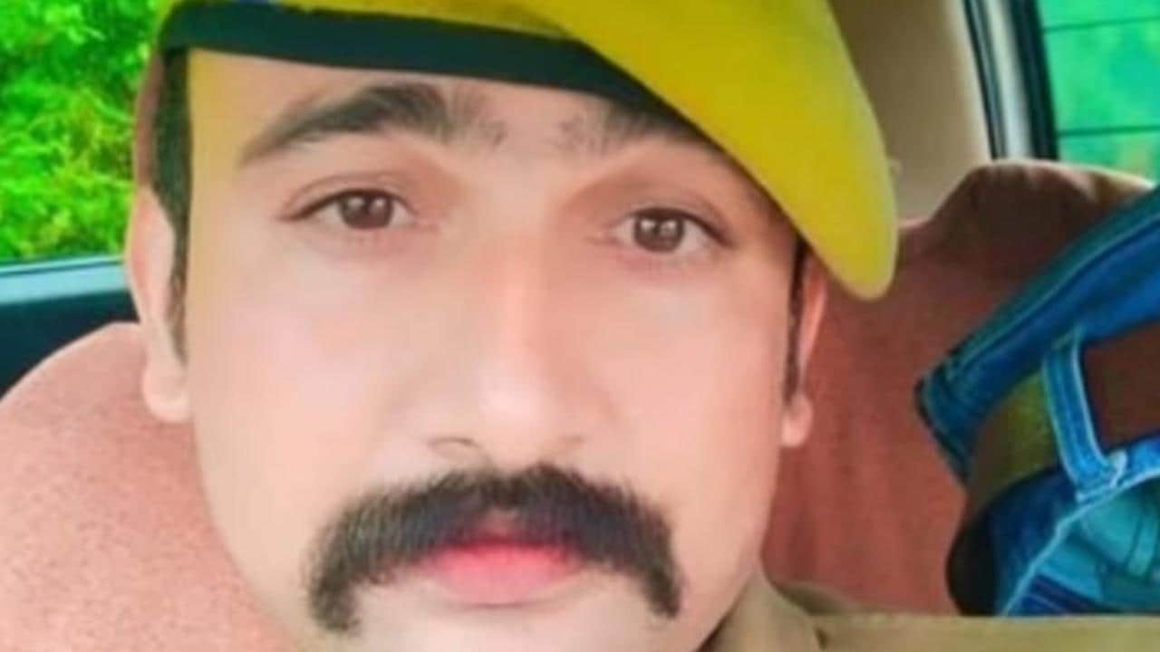 मुख्य आरक्षी जितेंद्र यादव बर्खास्त।