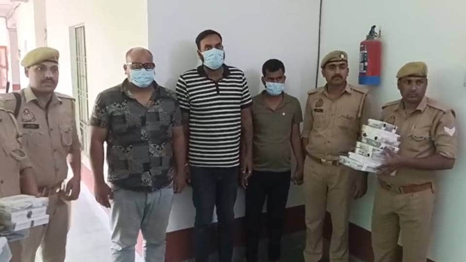 पुलिस गिरफ्त में आरोपी।
