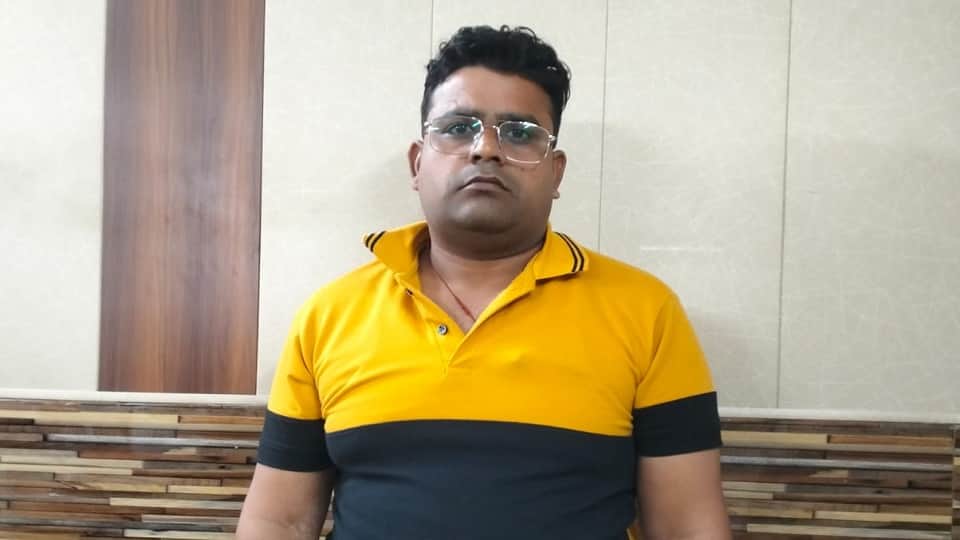 पुलिस हिरासत में ठगी का आरोपी सोम प्रकाश।