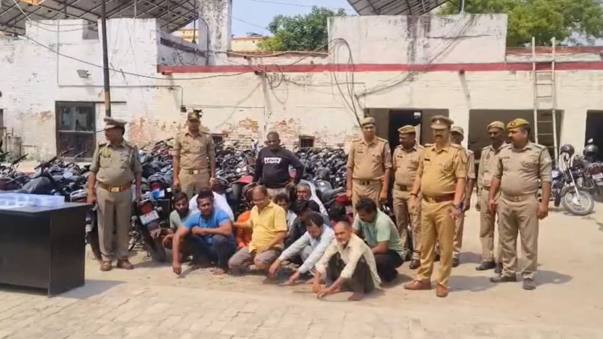 Chandauli Police raided gambling den and arrested 14 miscreants