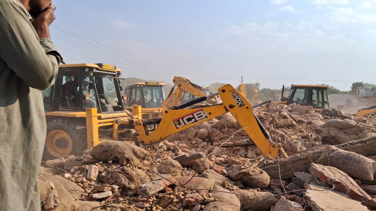 Cold store accident People started running away due to the smell of ammonia gas and smoke.