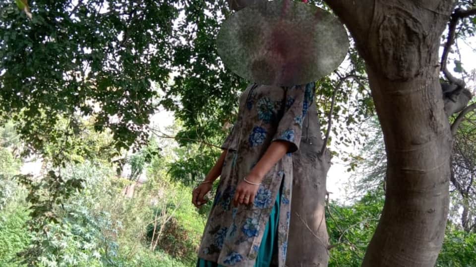 पेड़ से लटकी मिली किशोरी।