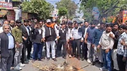 Congress And Samajwadi Party Protest against Vandalism of Martyrs Statues in Shahjahanpur