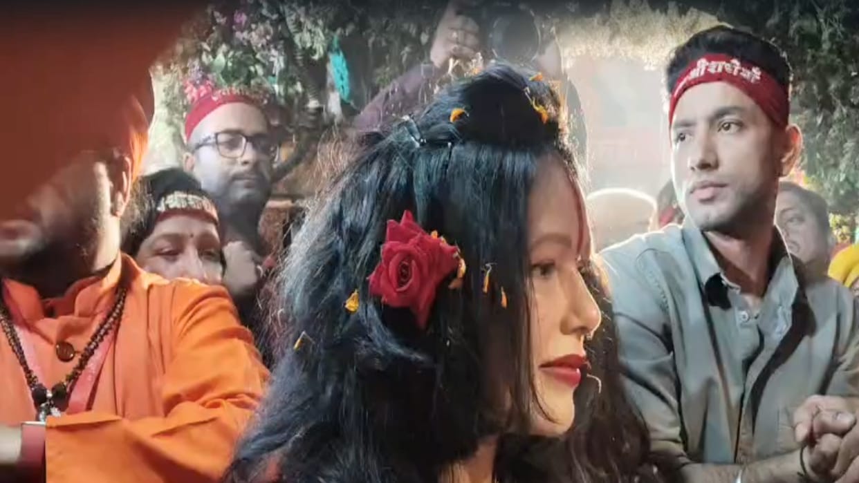 Radhe Maa bowed her head at the shrine of Maa Chintpurni and performed a Havan.