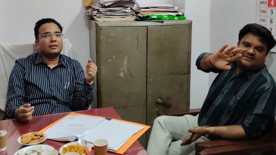 रजिस्ट्री कार्यालय में जांच करती टीम।