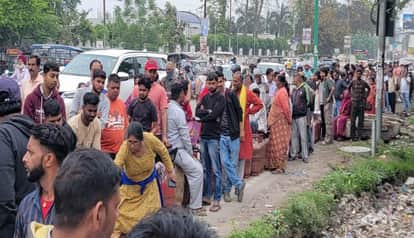 the crowd for LPG cylinders went out of control, police and PAC took charge in rudrapur