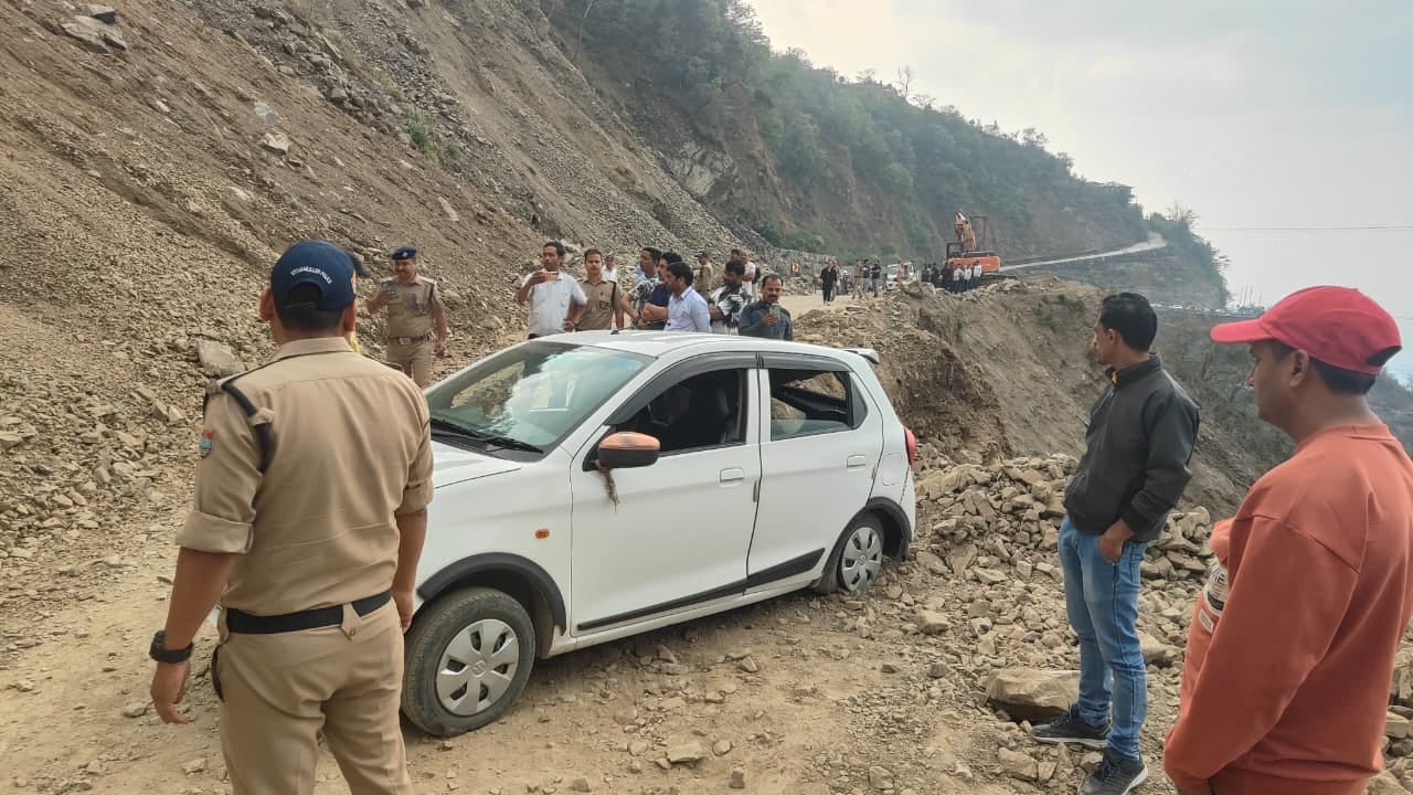 ऋषिकेश-गंगोत्री हाईवे पर कार पर गिरा बोल्डर